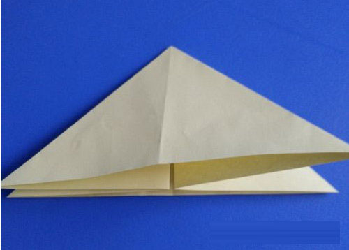 步骤1:将正方形纸张分别沿两个对角线折叠，得到折痕后展开，沿中心对折线向里折，得到如图效果：